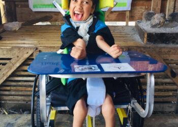 Novi, gadis 12 tahun menunjukan senyum bahagia menerima Wheelchairs For Kids (WFK) Kursi Roda Anak pertamanya