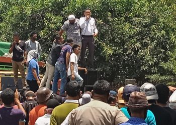 Mediasi gagal, massa kurung anggota KPU Dompu dan hujani Bawaslu dengan Batu