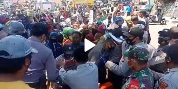 Demo pendukung SUKA diwarnai aksi bakar ban dan bersitegang dengan aparat