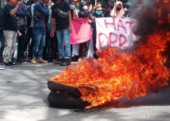 Demo UU Omnibuslaw di DPRD Dompu ricuh, Polisi hindari langkah represif