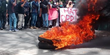 Demo UU Omnibuslaw di DPRD Dompu ricuh, Polisi hindari langkah represif