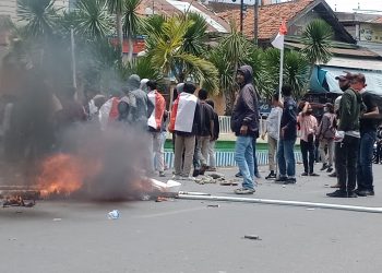 Demo rusuh, massa hancurkan ruangan sidang DPRD Dompu, Polisi bubarkan pakai gas air mata