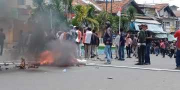 Demo rusuh, massa hancurkan ruangan sidang DPRD Dompu, Polisi bubarkan pakai gas air mata