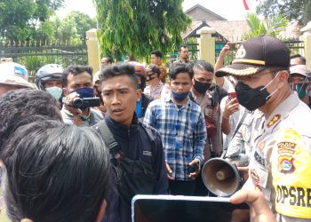 Kapolres Dompu turun tangan, demo yang rusuh kini kondusif