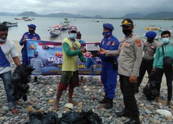 Pol Airud Polres Dompu bagikan baby lobster di ultah ke-70