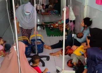Viral lagi! pasien zal anak RSUD Dompu tidur diluar, karena didalam ruangan panas dan pengap