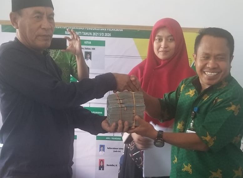📷 Ketua Baznas Dompu (kiri) menyerahkan BLT ke Dikes Dompu. (Mf).