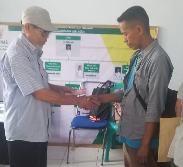 📷 Pengurus Baznas Dompu Abdullah Hakim serahkan bantuan kepada korban kebakaran. (Mf).
