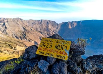 Kondisi normal, tapi gunung Tambora – Sangiang aktif dan keluarkan asap