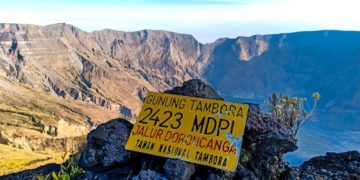 Kondisi normal, tapi gunung Tambora – Sangiang aktif dan keluarkan asap