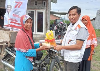 Rezeki akhir tahun dari PKS Dompu, penjual sayur keliling dapat sembako dan vitamin