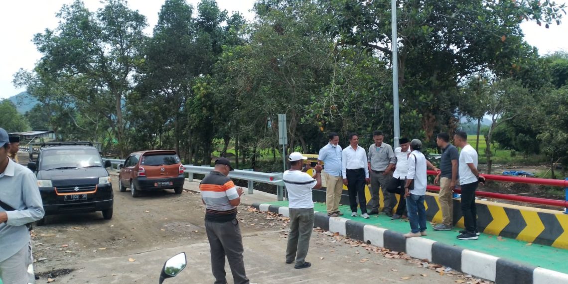 📷 Sejumlah anggota DPRD Dompu dan elemen APPP di jembatan baru Karijawa. (Am).