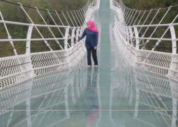 Momen Khofifah terpeleset saat jajal Jembatan Kaca Seruni Point Bromo