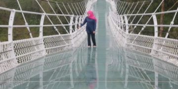 Momen Khofifah terpeleset saat jajal Jembatan Kaca Seruni Point Bromo