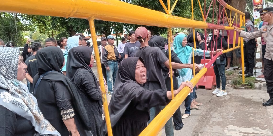 📷 Emak-emak keluarga korban tuntut keadilan dihadapan Kapolres Dompu. (my).