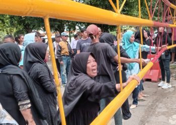 Proses hukum tewasnya anggota dewan mandek, emak-emak demo DPRD dan Polres Dompu