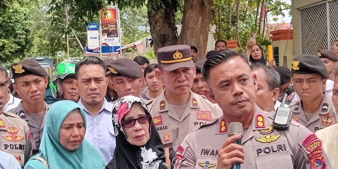 📷 Kapolres menyimak aspirasi keluarga menuntut pelaku ditangkap. (my).