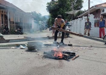 Tumben warga di kampung Bupati dan Wakil Bupati Dompu blokir jalan