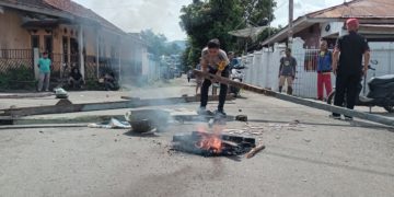 Tumben warga di kampung Bupati dan Wakil Bupati Dompu blokir jalan