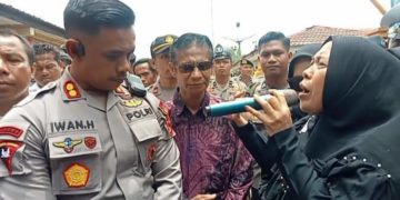 Sambil menangis histeris, istri korban tuntut pelaku ditangkap