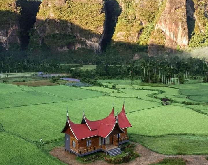 📷 Salah satu sudut keindahan Lembah Harau. Lembah Harau adalah sebuah ngarai dekat Kota Payakumbuh di Kabupaten Limapuluh Koto, provinsi Sumatra Barat. Lembah ini diapit dua bukit cadas terjal dengan ketinggian mencapai 150 meter berupa batu pasir yang terjal berwarna-warni, dengan ketinggian 100 sampai 500 meter. Topografi Cagar Alam Harau adalah berbukit-bukit dan bergelombang. Tinggi dari permukaan laut adalah 500 sampai 850 meter, bukit tersebut antara lain adalah Bukit Air Putih, Bukit Jambu, Bukit Singkarak, dan Bukit Tarantang/wikipedia. (Indonesia 2045/Aga Adi Nugraha).