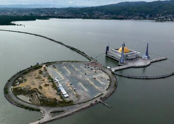Melihat dari udara Masjid Al Alam di Tengah Teluk Kendari