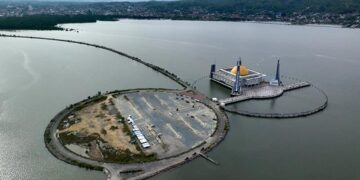 Melihat dari udara Masjid Al Alam di Tengah Teluk Kendari