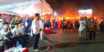 Pawai obor sambut bulan ramadhan diguyur hujan, pemkab dan warga tetap antusias