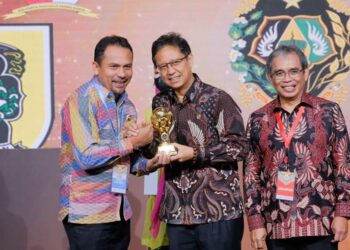 Dompu terima penghargaan UHC dari Wapres