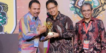 Dompu terima penghargaan UHC dari Wapres