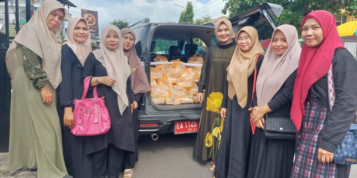📷 Kekompakan ibu-ibu dharma wanita RSUD Dompu yang akan membagikan makanan berbuka kepada pasien kelas 3. (Humas DWP RSUD Dompu).