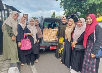 Ramadhan penuh berkah, Dharma Wanita RSUD Dompu berbagi paket buka puasa kepada pasien kelas 3