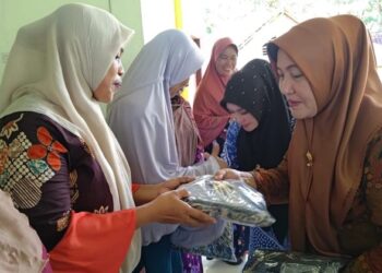 Ketua LKKS Dompu beri bantuan kepada kaum duafa