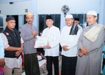 Wabup Dompu serahkan bantuan perbaikan Masjid Nurul Wahidah Desa Lune