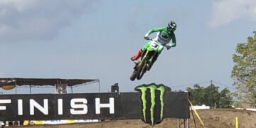 Febvre harus terpental setelah Jorge setia membuntuti di race pertama MXGP Samota