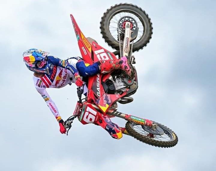 📷 Pembalap asal Spanyol Jorge Prado (61) meraih posisi terdepan grand prix race 1 di sirkuit Selaparang, Minggu 2 Juli 2023, dengan catatan waktu 34:39,379. Kemudian disusul oleh rival beratnya Romain Febvre asal Prancis dan Gleen Coldenhoff, dari Belanda. (GRASSTRACK ID).