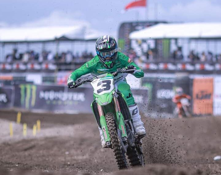 📷 Kemenangan Jorge Prado di race pertama grand prix MXGP Selaparang, Ahad, 2 Juli 2023 terdepak oleh crosser Romain Febvre (3) asal Prancis. Dalam catatan waktu 35:34,487 dengan speed 47,022 Febvre berhasil menyisihkan posisi awal Prado. Dengan demikian, Febvre memetik 25 poin di balapan kedua dan 22 poin di balapan pertama. Baik di race 1 maupun di race ke 2, Febvre dan Prado sama sama mengantongi 47 poin. (GRASSTRACK ID).