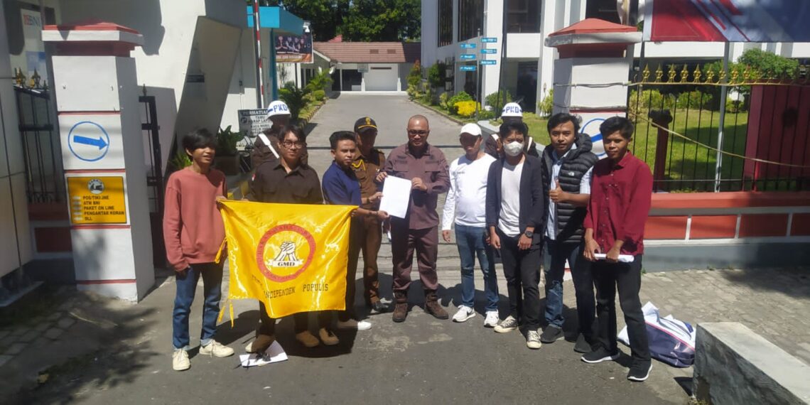 📷 Kasi Penkum menerima massa aksi di Kejati. GMD mendesak agar laporannya segera diproses tuntas. (Jp).