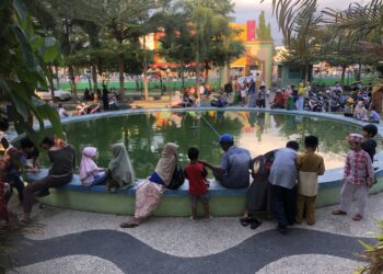 Mancing ceria di kolam masjid Agung Dompu