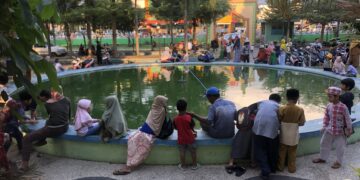 Mancing ceria di kolam masjid Agung Dompu