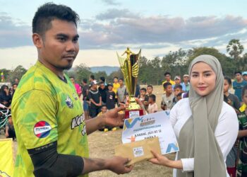 Caleg DPR RI Partai Nasdem Cika didaulat menyerahkan hadiah pertandingan Sepak Bola