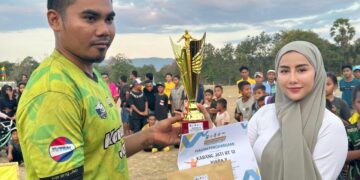 Caleg DPR RI Partai Nasdem Cika didaulat menyerahkan hadiah pertandingan Sepak Bola