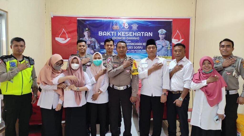 📷 Personil Lantas Polres Dompu bersama staf UTD RSUD Dompu usai kegiatan donor darah. (Van).