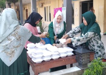 Patut dicontoh, Jum’at berkah DWP RSUD Dompu bagikan nasi kotak kepada pasien