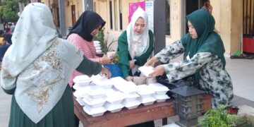 Patut dicontoh, Jum’at berkah DWP RSUD Dompu bagikan nasi kotak kepada pasien
