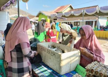 Tekan inflasi, Pemda Dompu adakan pasar murah