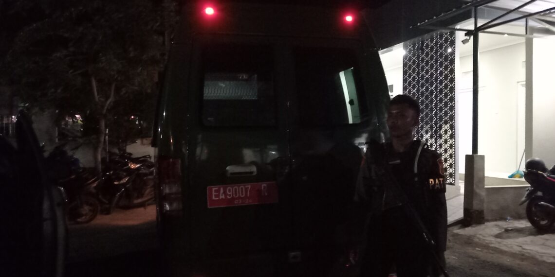 📷 Tersangka dinaikkan ke mobil tahanan Jaksa. (my).