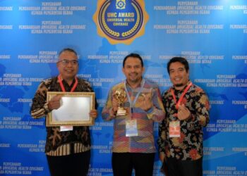 Komitmen lindungi kesehatan warga, Dompu raih penghargaan UHC