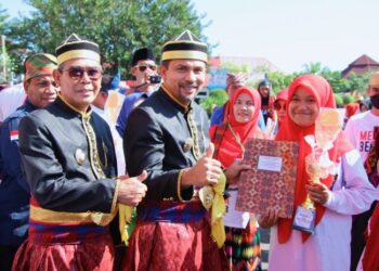 Bupati berikan penghargaan kepada siswa berprestasi saat upacara Hardiknas