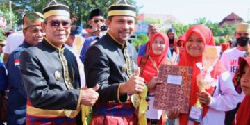 Bupati berikan penghargaan kepada siswa berprestasi saat upacara Hardiknas